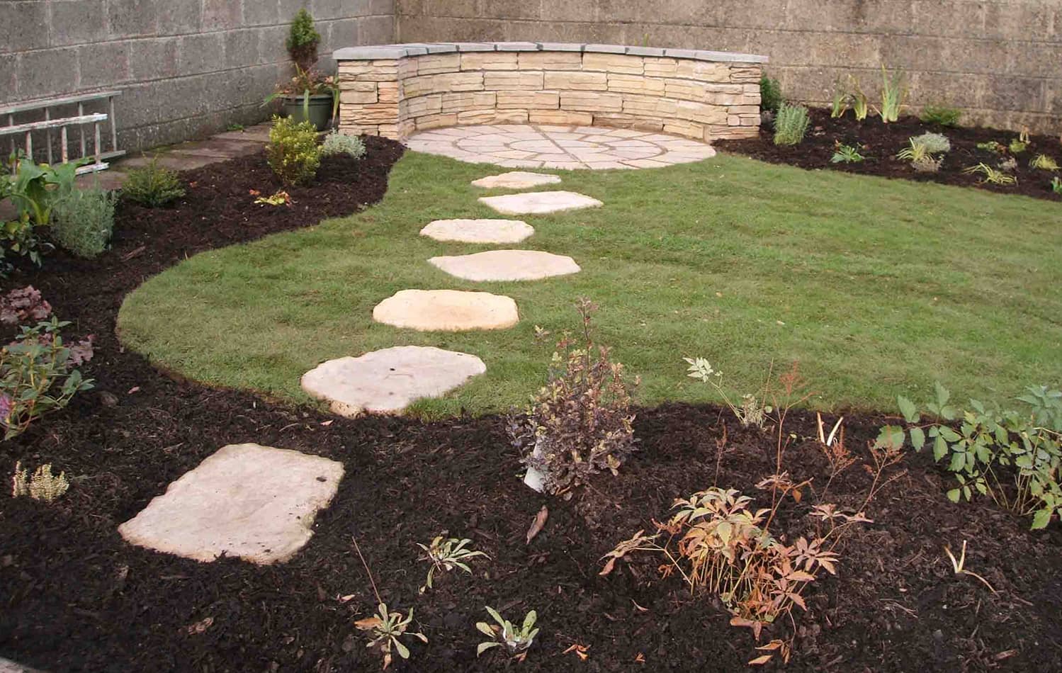 Curved Reesig walling with rotunda and stepping stones - mixed colours