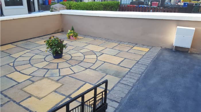 Mixed colours in rotunda with slate grey grouting and grey brick borders